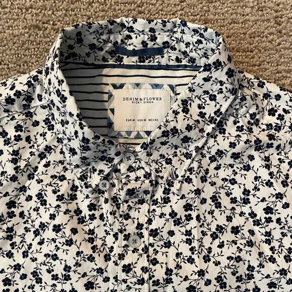 Denim & Flower Short-Sleeve Shirt MEDIUM - White with Small Blue Flowers - Picture 3 of 6